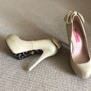 NWT Betsey Johnson Pink Satin Peep Toe Bow Rhinestone Heels Shoes women size 9.5